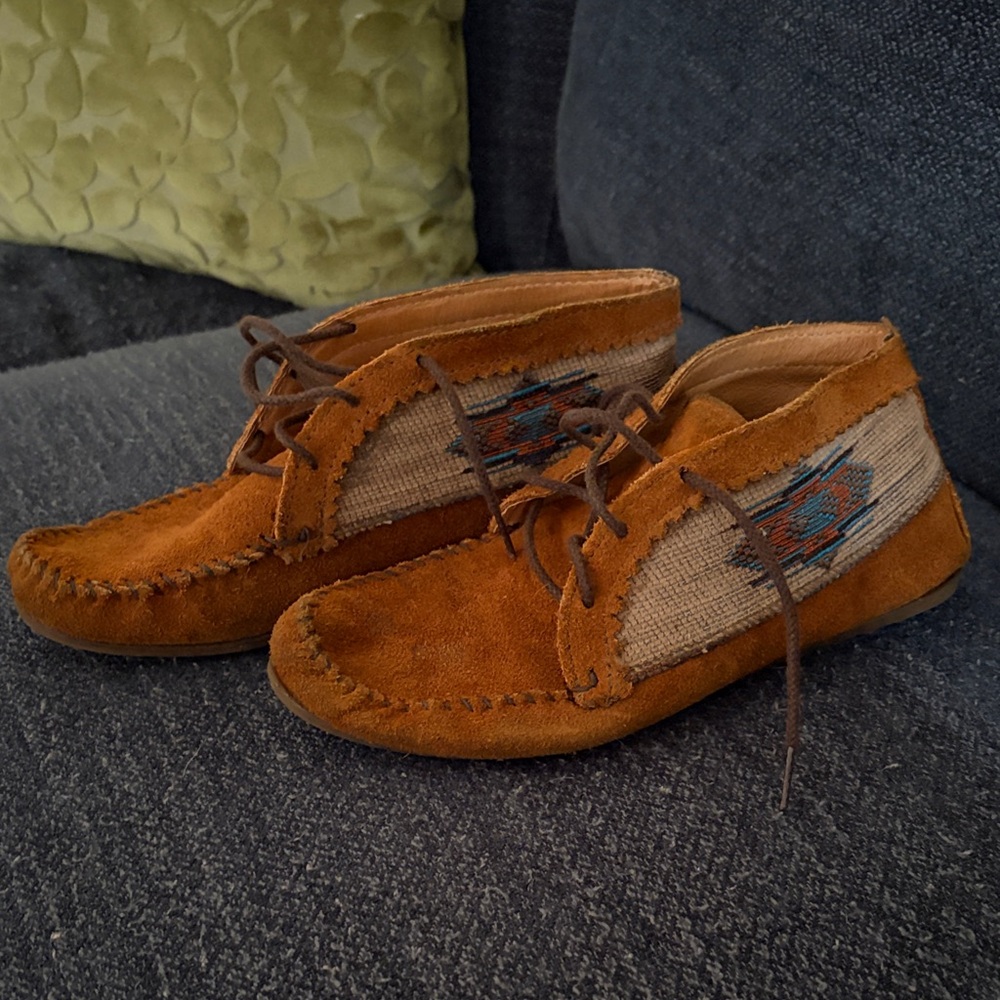 Minnetonka Tan Suede Chukka Boots